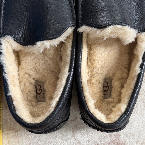 UGG Men's Black Slippers with Plush Cream Interior - Picture 3 of 4